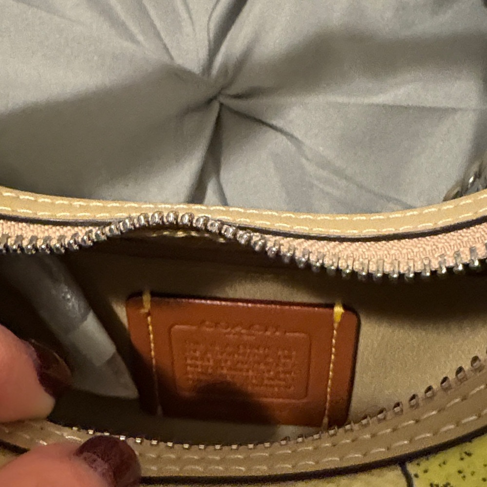 Nwt Coach Lemon 🍋 Print Handle/Crossbody w/Silver & Card Holder. PRICE IS FIRM ! - Picture 11 of 11
